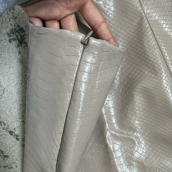 NWT! babaton faux leather mini skirt - Picture 4 of 7